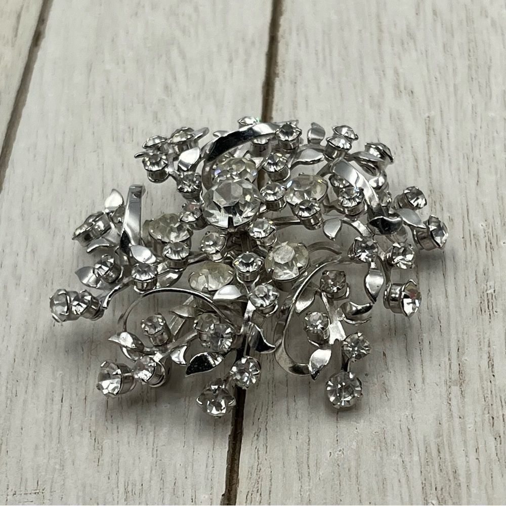 Vintage 1960s large glass Sparkling Silver and White Starburst Brooch - Picture 4 of 5